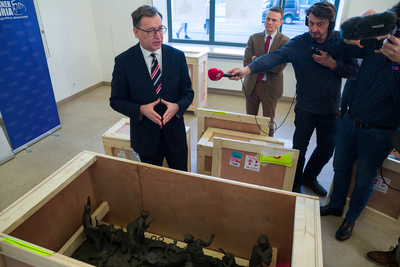 Rzeźby Samuela Willenberga przybyły z Izraela do Warszawy – 15 stycznia 2020. Fot. Sławek Kasper (IPN)
