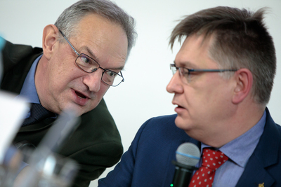 Kazimierz Krajewski (L) i Wojciech Muszyński (P) podczas dyskusji wokół publikacji „Białe Legiony przeciwko bolszewikom. Polskie formacje w Rosji 1918–1920” – Warszawa, 22 stycznia 2020. Fot. Sławek Kasper (IPN)