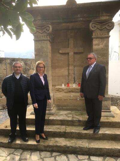 Ambasador RP w Republice Cypryjskiej Irena Lichnerowicz-Augustyn i wiceprezes IPN Jan Baster złożyli hołd polskim uchodźcom z lat 1940-41 – Kyrenia, 27 stycznia 2020. Fot. Ambasada RP w Nikozji