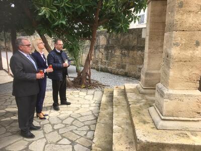 Ambasador RP w Republice Cypryjskiej Irena Lichnerowicz-Augustyn i wiceprezes IPN Jan Baster złożyli hołd polskim uchodźcom z lat 1940-41 – Kyrenia, 27 stycznia 2020. Fot. Ambasada RP w Nikozji