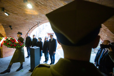 Muzeum Katyńskie. Złożenie kwiatów pod tablicami upamiętniającymi pomordowanych przez NKWD – Warszawa, 28 stycznia 2020. Fot. Sławek Kasper (IPN)