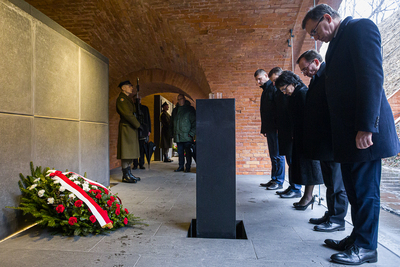 Muzeum Katyńskie. Złożenie kwiatów pod tablicami upamiętniającymi pomordowanych przez NKWD – Warszawa, 28 stycznia 2020. Fot. Sławek Kasper (IPN)