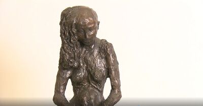 Fragment rzeźby Samuela Willenberga na wystawie „Obraz Treblinki w rzeźbach Samuela Willenberga”