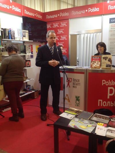 O swoich książkach opowiada na Targach Książki w Mińsku Ihar Melnikau. Fot. Maciej Steppa (IPN)