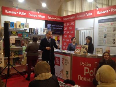 O swoich książkach opowiada na Targach Książki w Mińsku Ihar Melnikau. Fot. Maciej Steppa (IPN)