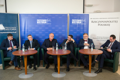 Od lewej: dr hab. Filip Musiał, dr Wojciech Frazik, dr hab. Krzysztof Szwagrzyk, dr Tomasz Łabuszewski, Jacek Pawłowicz, dr Paweł Skubisz. Spotkanie poświęcone obchodom Narodowego Dnia Pamięci Żołnierzy Wyklętych – Warszawa, 20 lutego 2020. Fot. S. Kasper (IPN)