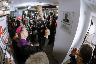 W Izbie Pamięci IPN przy Strzeleckiej 8 poświęcona została tablica upamiętniająca pierwszego dyrektora Oddziału IPN w Warszawie Piotra Chruszczyńskiego – Warszawa, 28 lutego 2020. Fot. Sławek Kasper (IPN)