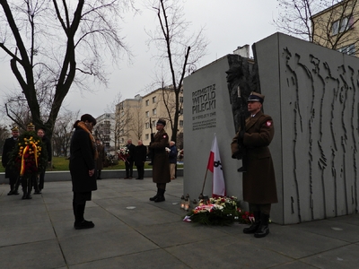 Zastępca dyrektora Biura Upamiętniania Walk i Męczeństwa Joanna Piskorz złożyła kwiaty pod pomnikiem rtm. Witolda Pileckiego – Warszawa, 29 lutego 2020. Fot. M.Niegowski/IPN