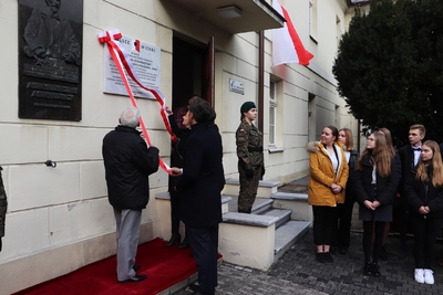 Odsłonięcie tablicy upamiętniającej antykomunistyczne organizacje młodzieżowe – Kalisz, 28 lutego 2020