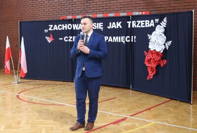 Odsłonięcie tablicy ku czci młodzieżowej organizacji antykomunistycznej „Orlęta” z placówki o kryptonimie „Przełęcz” – Różanka, 8 marca 2020. Fot. Grzegorz Leszczyński (IPN)