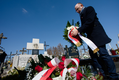 Zastępca prezesa IPN dr Mateusz Szpytma złożył kwiaty na grobie zamordowanej za pomoc Żydom rodziny Ulmów – 24 marca 2020. Fot. Sławek Kasper (IPN)
