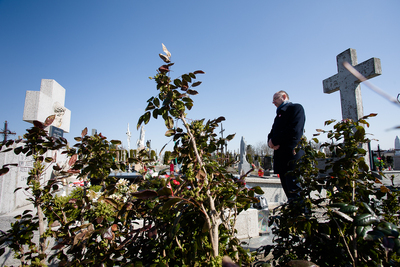 Zastępca prezesa IPN dr Mateusz Szpytma złożył kwiaty na grobie zamordowanej za pomoc Żydom rodziny Ulmów – 24 marca 2020. Fot. Sławek Kasper (IPN)