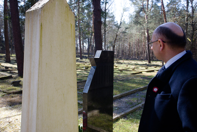 Na cmentarzu wojennym w Jagielle, gdzie spoczywają prochy Żydów, zabitych przez Niemców wraz z ukrywającą ich rodziną Ulmów – 24 marca 2020. Fot. Sławek Kasper (IPN)