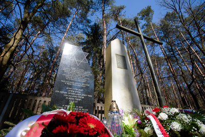 Na cmentarzu wojennym w Jagielle, gdzie spoczywają prochy Żydów, zabitych przez Niemców wraz z ukrywającą ich rodziną Ulmów – 24 marca 2020. Fot. Sławek Kasper (IPN)