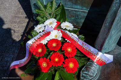 Przy pomniku „Ławeczka Karskiego”. Fot. Marcin Jurkiewicz (IPN)