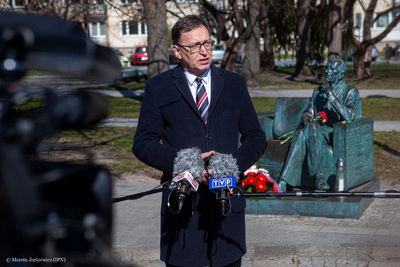 Przy pomniku „Ławeczka Karskiego”. Fot. Marcin Jurkiewicz (IPN)