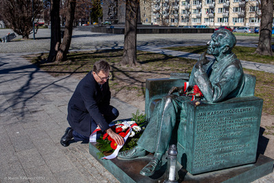 Przy pomniku „Ławeczka Karskiego”. Fot. Marcin Jurkiewicz (IPN)