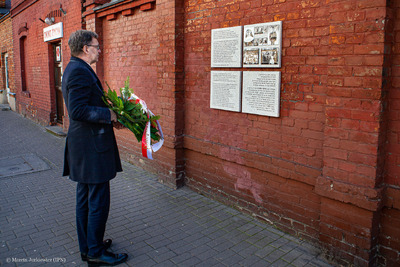 Prezes IPN Jarosław Szarek złożył kwiaty pod tablicą poświęconą Matce Matyldzie Getter i Siostrom Franciszkankom Rodziny Maryi. Fot. Marcin Jurkiewicz (IPN)