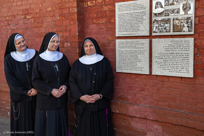 Prezes IPN Jarosław Szarek złożył kwiaty pod tablicą poświęconą Matce Matyldzie Getter i Siostrom Franciszkankom Rodziny Maryi. Fot. Marcin Jurkiewicz (IPN)