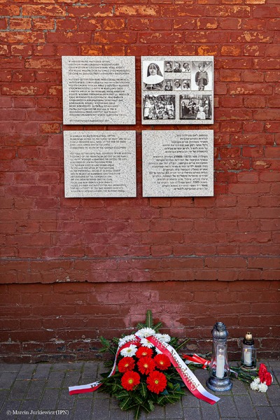 Prezes IPN Jarosław Szarek złożył kwiaty pod tablicą poświęconą Matce Matyldzie Getter i Siostrom Franciszkankom Rodziny Maryi. Fot. Marcin Jurkiewicz (IPN)