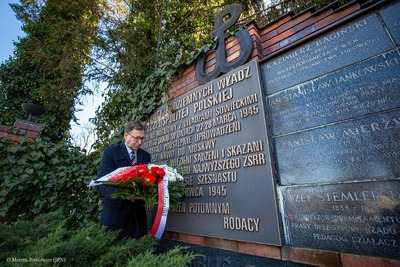 Złożenie kwiatów w hołdzie 16 przywódcom Polskiego Państwa Podziemnego – Pruszków, 27 marca 2020. Fot. Marcin Jurkiewicz (IPN)