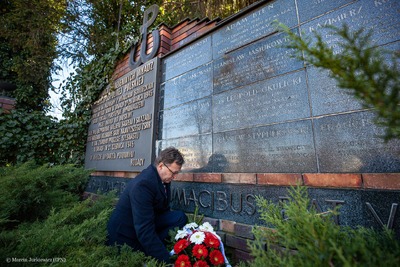 Złożenie kwiatów w hołdzie 16 przywódcom Polskiego Państwa Podziemnego – Pruszków, 27 marca 2020. Fot. Marcin Jurkiewicz (IPN)