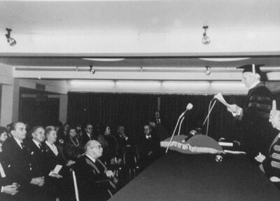 Laudacja z okazji nadania tytułu doktora honoris causa Stanisławowi Swianiewiczowi w Polskim Uniwersytecie na Obczyźnie w Londynie w 1990 r. Fot. Zbiory prywatne Marii Swianiewicz-Nagięć