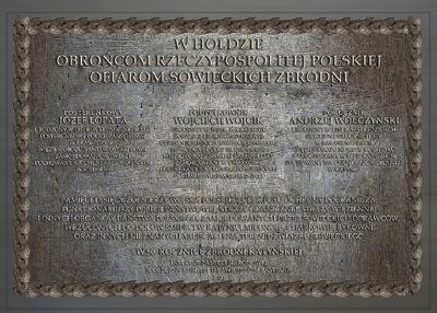 Tablica na fasadzie kościoła w Skomielnej Białej