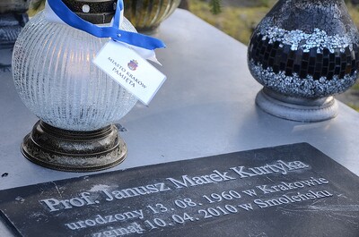 Złożenie kwiatów na grobie śp. Janusza Kurtyki na Cmentarzu Rakowickim w Krakowie. Fot. Janusz Ślęzak (IPN)