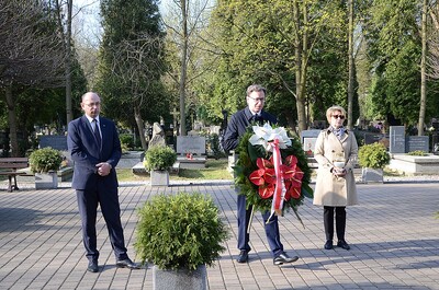 Złożenie kwiatów na grobie śp. Janusza Kurtyki na Cmentarzu Rakowickim w Krakowie. Fot. Janusz Ślęzak (IPN)