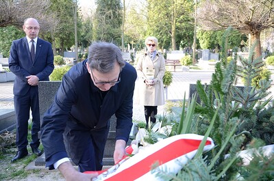Złożenie kwiatów na grobie śp. Janusza Kurtyki na Cmentarzu Rakowickim w Krakowie. Fot. Janusz Ślęzak (IPN)