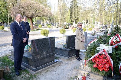 Złożenie kwiatów na grobie śp. Janusza Kurtyki na Cmentarzu Rakowickim w Krakowie. Fot. Janusz Ślęzak (IPN)