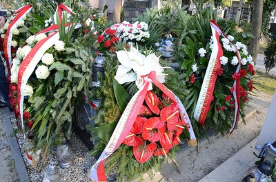 Złożenie kwiatów na grobie śp. Janusza Kurtyki na Cmentarzu Rakowickim w Krakowie. Fot. Janusz Ślęzak (IPN)