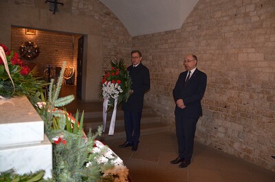 Prezes IPN Jarosław Szarek i wiceprezes Instytutu Matuesz Szpytma złożyli kwiaty na grobie pary prezydenckiej Lecha i Marii Kaczyńskich na Wawelu – 10 kwietnia 2020. Fot. Janusz Ślęzak (IPN)