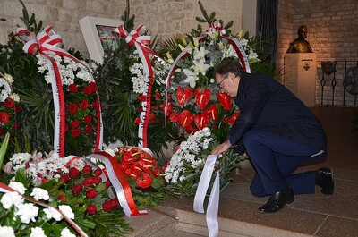 Prezes IPN Jarosław Szarek i wiceprezes Instytutu Matuesz Szpytma złożyli kwiaty na grobie pary prezydenckiej Lecha i Marii Kaczyńskich na Wawelu – 10 kwietnia 2020. Fot. Janusz Ślęzak (IPN)