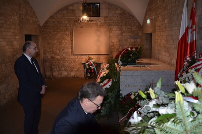 Prezes IPN Jarosław Szarek i wiceprezes Instytutu Matuesz Szpytma złożyli kwiaty na grobie pary prezydenckiej Lecha i Marii Kaczyńskich na Wawelu – 10 kwietnia 2020. Fot. Janusz Ślęzak (IPN)