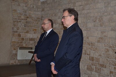 Prezes IPN Jarosław Szarek i wiceprezes Instytutu Matuesz Szpytma złożyli kwiaty na grobie pary prezydenckiej Lecha i Marii Kaczyńskich na Wawelu – 10 kwietnia 2020. Fot. Janusz Ślęzak (IPN)