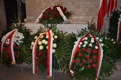 Prezes IPN Jarosław Szarek i wiceprezes Instytutu Matuesz Szpytma złożyli kwiaty na grobie pary prezydenckiej Lecha i Marii Kaczyńskich na Wawelu – 10 kwietnia 2020. Fot. Janusz Ślęzak (IPN)