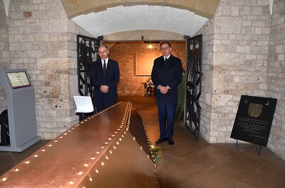 Przedstawiciele IPN odmówili modlitwę przy trumnie marszałka Józefa Piłsudskiego na Wawelu – 10 kwietnia 2020. Fot. Janusz Ślęzak (IPN)