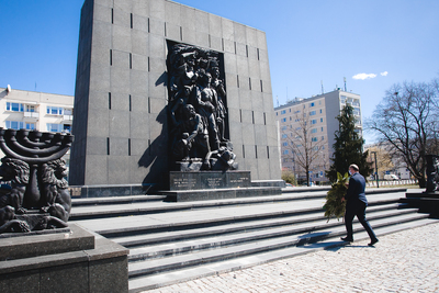 77. rocznica wybuchu powstania w getcie warszawskim – wiceprezes IPN Mateusz Szpytma składa kwiaty pod pomnikiem Bohaterów Getta. Fot. Sławek Kasper (IPN)