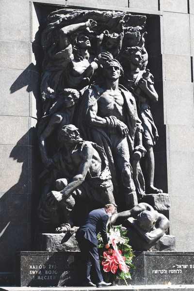 77. rocznica wybuchu powstania w getcie warszawskim – wiceprezes IPN Mateusz Szpytma składa kwiaty pod pomnikiem Bohaterów Getta. Fot. Sławek Kasper (IPN)