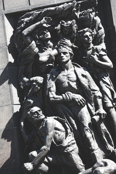 77. rocznica wybuchu powstania w getcie warszawskim – pomnik Bohaterów Getta. Fot. Sławek Kasper (IPN)