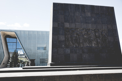 77. rocznica wybuchu powstania w getcie warszawskim – pomnik Bohaterów Getta. Fot. Sławek Kasper (IPN)