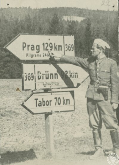 kpt. Henryk Figuro-Podhorski ps. „Step” [?] stoi przy drogowskazie do Pragi w czasie marszu Brygady Świętokrzyskiej NSZ przez Czechosłowacje. autor: nieznany, 5 V 1945 - 30 VI 1945 r. Fot. AIPN
