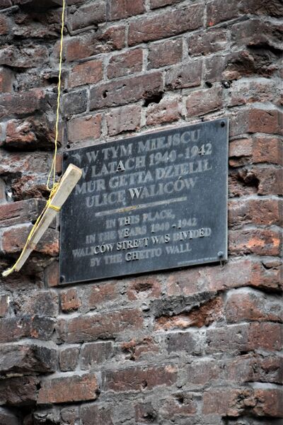 Tablica na murze przy ul. Waliców w Warszawie (fot. Maciej Foks)