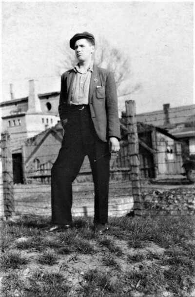 Stanisław Zalewski na tle Państwowej Komendy Uzupełnień. Warszawa 1942 r. (fot. arch. S. Zalewskiego)