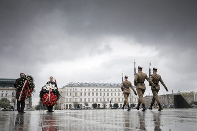 Złożenie kwiatów przy Grobie Nieznanego Żołnierza w 75. rocznicę wyzwolenia przez Żołnierzy Brygady Świętokrzyskiej niemieckiego obozu koncentracyjnego w Holiszowie – 5 maja 2020. Fot. Sławomir Kasper (IPN)