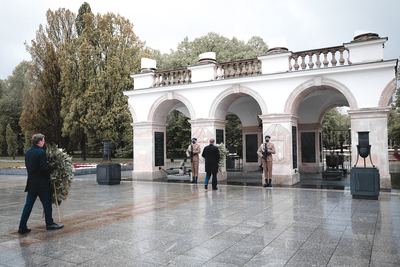 Złożenie kwiatów przy Grobie Nieznanego Żołnierza w 75. rocznicę wyzwolenia przez Żołnierzy Brygady Świętokrzyskiej niemieckiego obozu koncentracyjnego w Holiszowie – 5 maja 2020. Fot. Sławomir Kasper (IPN)