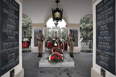 Złożenie kwiatów przy Grobie Nieznanego Żołnierza w 75. rocznicę wyzwolenia przez Żołnierzy Brygady Świętokrzyskiej niemieckiego obozu koncentracyjnego w Holiszowie – 5 maja 2020. Fot. Sławomir Kasper (IPN)