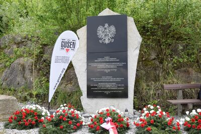 Upamiętnienie polskich więźniów obozów koncentracyjnych Gusen, ofiar pracy niewolniczej w sztolniach Bergkristall. (fot. Maciej Foks)